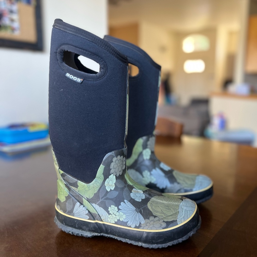 BOGS Black and Green Floral Neoprene Boots, Winter, Rain, Snow, Chores, Size 7